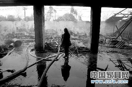 成都家具廠(chǎng)燒成廢墟續(xù)：6天前曾被通知整改