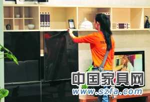 板材和其他材料的結合，成為板式家具設計的一個方向。
