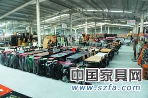 目前的二手家具市場內仍以板式家具交易為主，幾乎看不見紅木家具的影子。