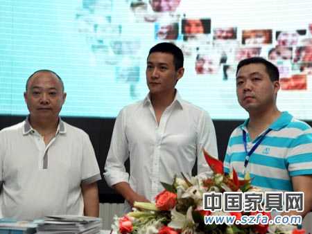 陸毅與金億家私董事長陳學輝及總經理刁剛合影