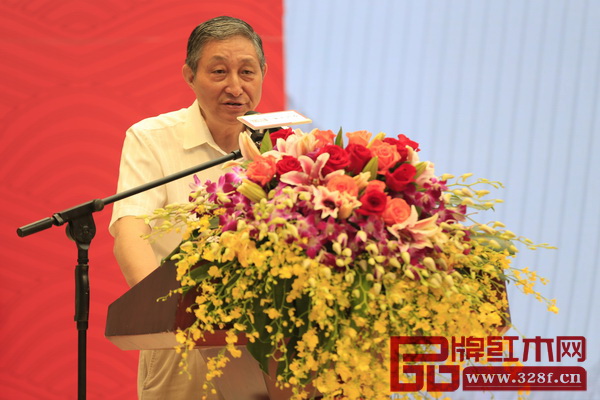 全聯(lián)藝術(shù)紅木家具專業(yè)委員會(huì)專家顧問(wèn)、原故宮博物院文保科技部主任曹靜樓在區(qū)氏臻品明清家具藝術(shù)館開(kāi)業(yè)典禮上致辭